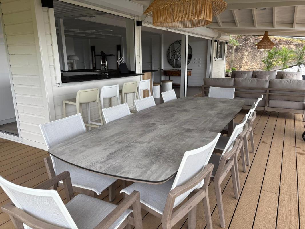 Location-5 suites-diamant-10 personnes-vue table à manger et entrée